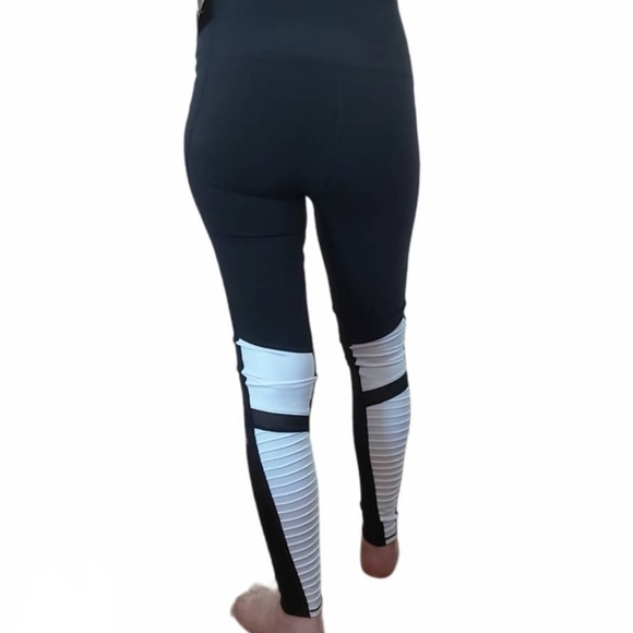 ALO Yoga  leggings . - Picture 11 of 14